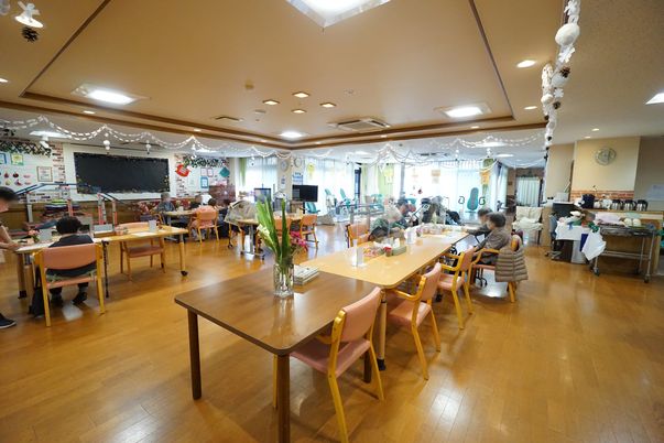 広々とした明るい食堂