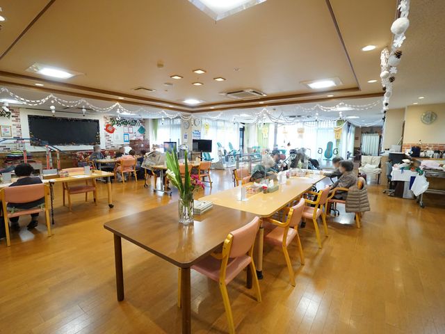 広々とした明るい食堂 共有スペース ゆったりとした食堂では、利用者が食事や憩いの時間を楽しんでいます。窓からの自然光が居心地の良さを一層引き立てています。