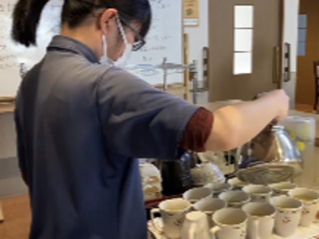 スタッフの業務の一コマ 食堂 利用者の方々に寄り添う、やりがいのある食堂でのお仕事です。
