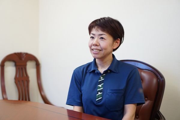 スタッフが笑顔で椅子に