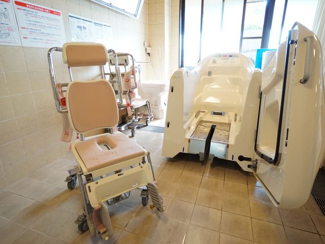 バリアフリーの浴室設備 浴室 機能的で安全に配慮された浴室です。介助しやすく、利用者様の快適な入浴をサポートします。