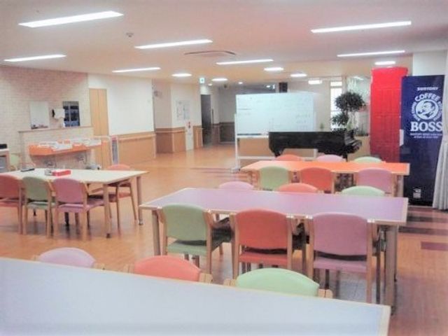 広々とした明るい休憩室 リビング ゆったりと寛げる食堂は、明るい雰囲気で食事やお茶を楽しめる場所になっています。カラフルな椅子が並び、心地よいコミュニティスペースを提供しています。