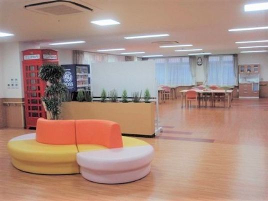 明るい共有ラウンジの概観