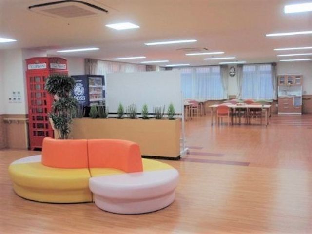 明るい共有ラウンジの概観 立地環境 ゆっくりと寛げる色鮮やかなソファが配置されたラウンジで、日々のコミュニケーションをお楽しみいただけます。