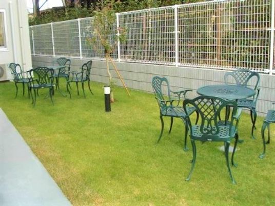 緑豊かな施設の庭