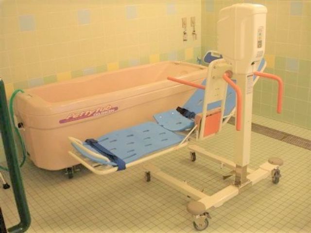 快適な浴室設備 浴室2 使いやすいリフト付きの浴槽が備わり、安心してご利用いただける環境です。バリアフリー設計で車椅子の方も快適に。