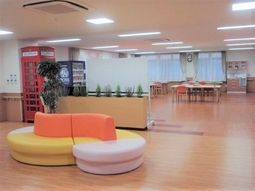カラフルなソファのラウンジ