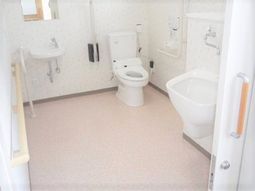 バリアフリーのトイレ空間