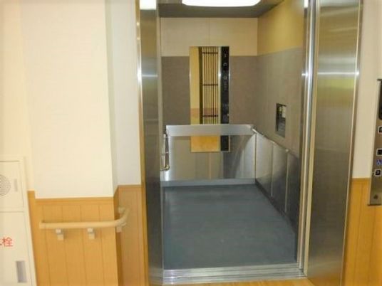 広々としたエレベーター