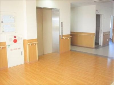 広々とした明るい廊下