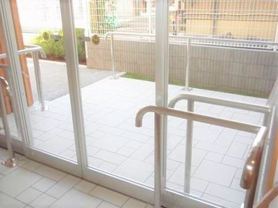 手すり付きの広いエントランス