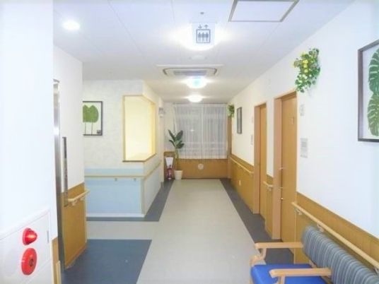 明るく清潔な施設の廊下