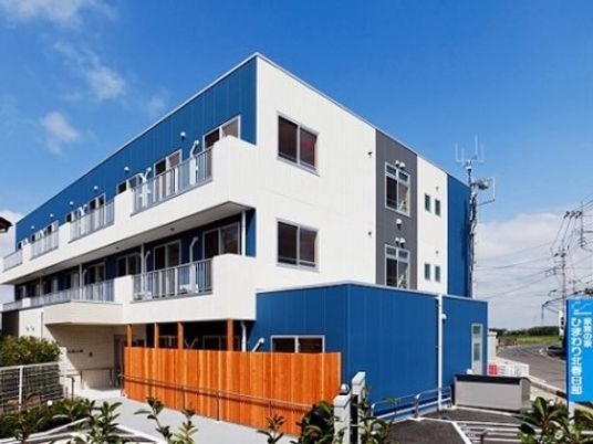 青と白の外壁の建物