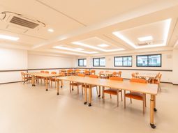 自然光が入る明るい部屋