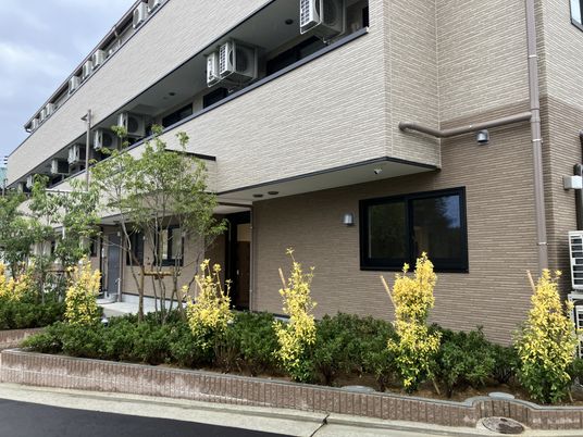 緑に囲まれた建物外観