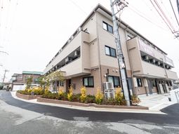 落ち着いた外観の建物
