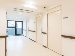 明るく広い廊下
