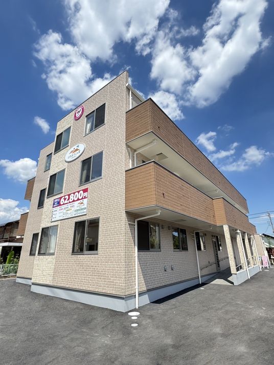 明るい建物の外観
