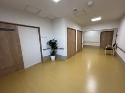明るく広々とした廊下