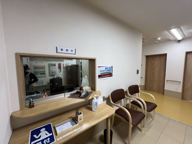 窓口のある室内 受付 親しみやすい雰囲気の受付スペースです。自然な会話が生まれる心地よい空間です。
