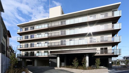 スタイリッシュな建物の外観