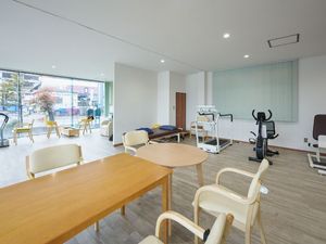 機能訓練室の明るい空間  