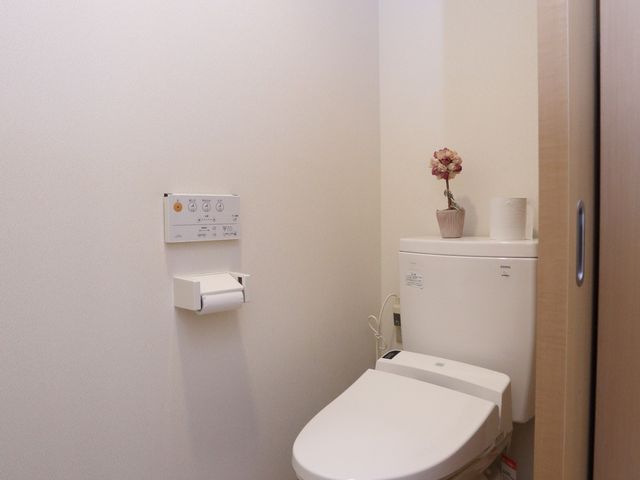 清潔なトイレの設備 トイレ 使いやすい設計のトイレです。掃除がしやすく、清潔感が保てる環境が整っています。