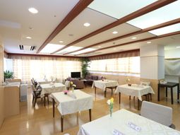 明るい食堂の様子