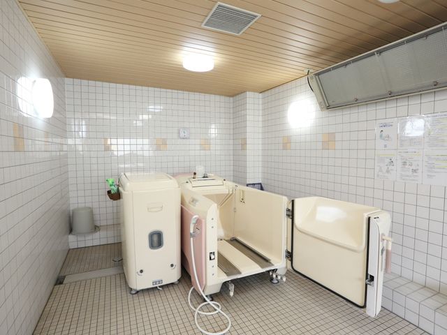 清潔感のある浴室設備 浴室 安全に配慮した広々とした浴室です。利用者の快適なバスタイムをサポートするための設備が整っています。