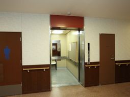 廊下とエレベーター