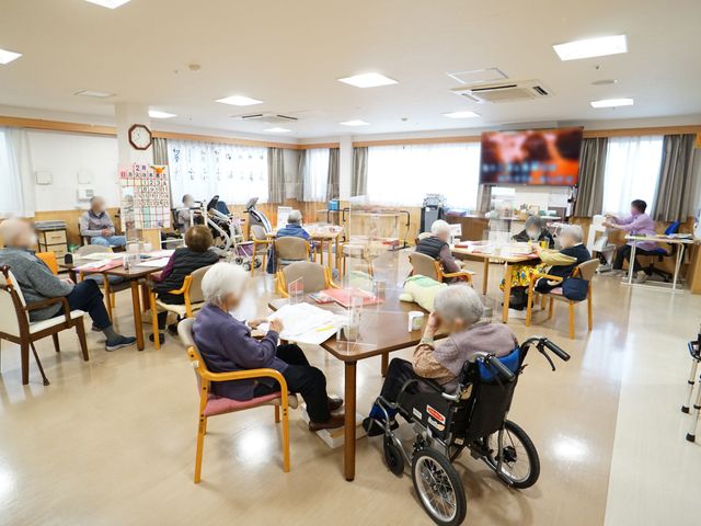 居心地の良い共有スペース 共有スペース ゆったりとしたダイニングで、利用者が食事や趣味の活動を楽しむ様子が垣間見えます。明るく開放的な雰囲気の中、共同生活の一コマが広がっています。