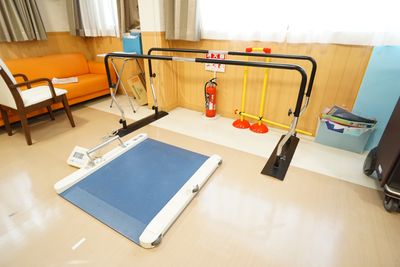 機能訓練用具が整った部屋