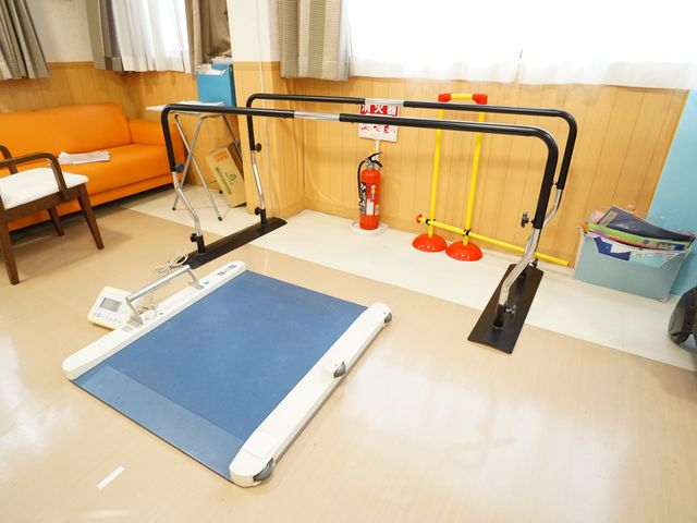 機能訓練用具が整った部屋 共有スペース 広々としたスペースに訓練用具が配備され、自己啓発や身体のリハビリに役立ちます。働く上でのサポート環境が整っており、充実した職場を提供します。