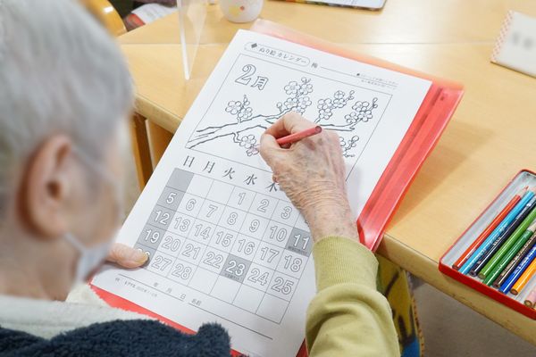 手元を描く高齢者