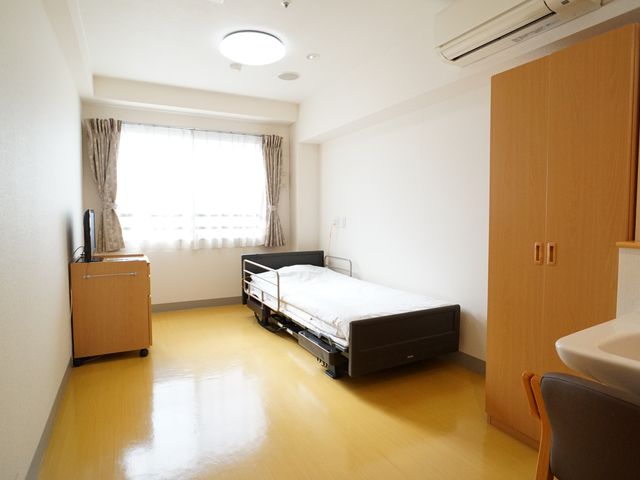 明るい個室の居室 居室 快適な個室は明るく、秩序ある生活を送るための優れた空間です。必要な設備が整い、ゆとりを持って過ごせます。