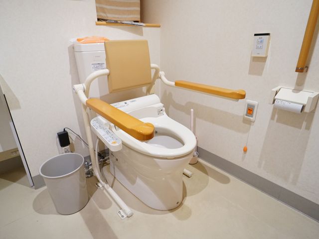バリアフリートイレ設備 トイレ 安全に配慮されたトイレの設備で、手すりや緊急コールが備え付けられ、安心してお使いいただけます。