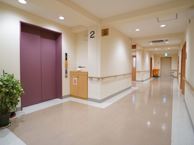 清潔感のある廊下 廊下 手すりが備え付けられた明るく広々とした通路です。安心して歩行できる環境が整備されております。