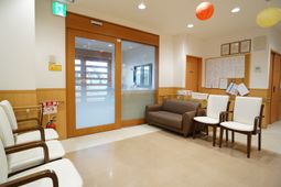 待合室の明るい空間