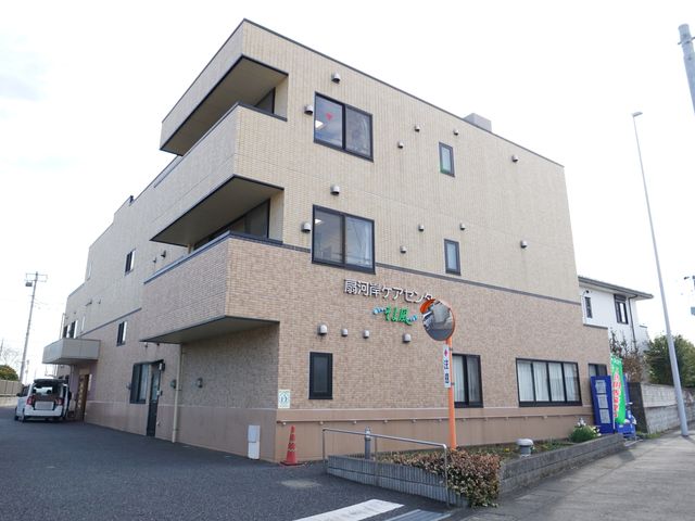 明るい外観の建物 外観 清潔感のある外観で、こちらはゆったりとした空間を提供する施設です。働く環境としても心地良さを感じられることでしょう。