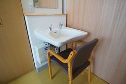 快適な洗面台と椅子