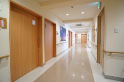 明るく清潔な廊下