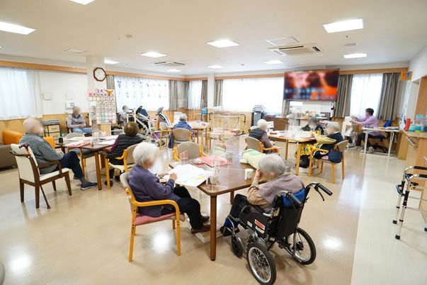 共有スペースで過ごす人々