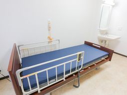 清潔なベッドの居室