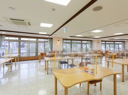 明るい食堂の様子