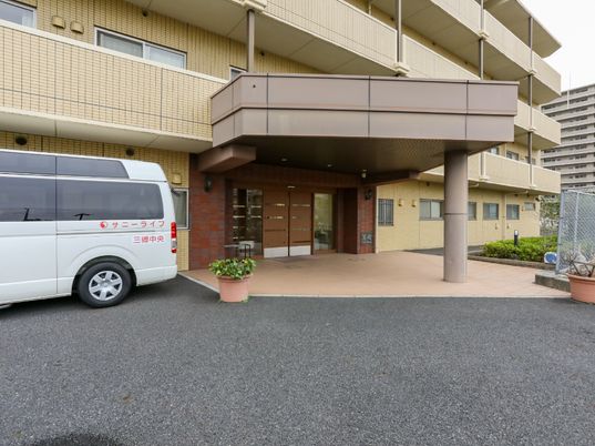 エントランスと送迎車