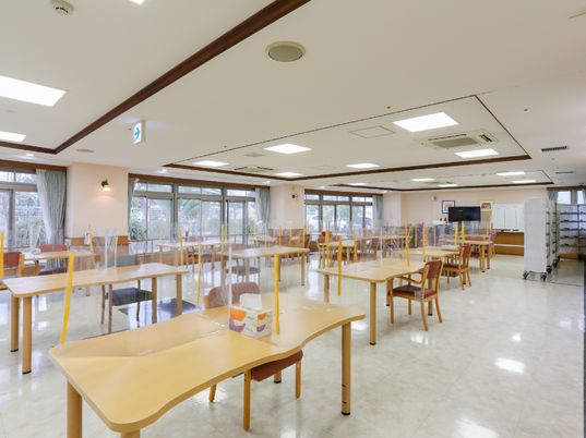 広々とした明るい食堂