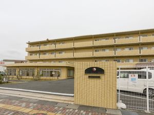多階層の建物の外観