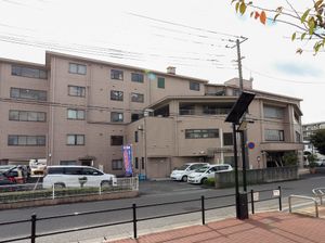 多階建ての建物全景