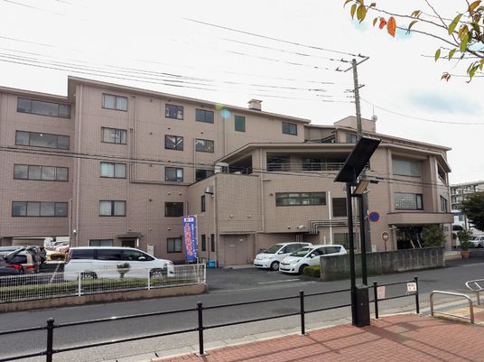 多階建ての建物全景