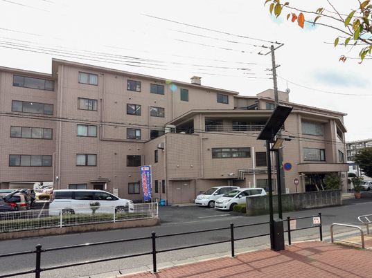 多階建ての建物全景